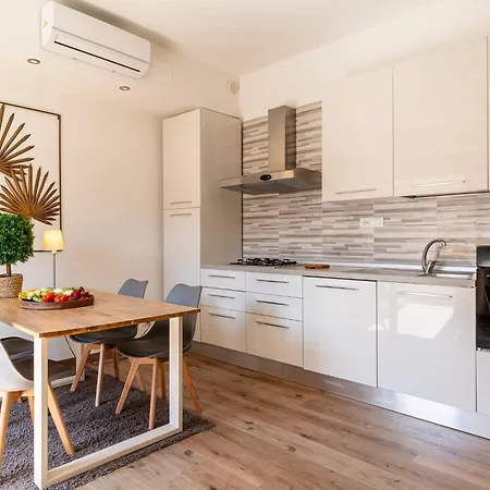 And Modern 2 Apts & 1 Room! Apartamento
