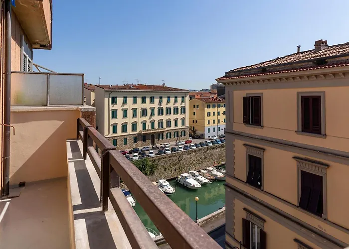 And Modern 2 Apts & 1 Room! Apartamento Livorno