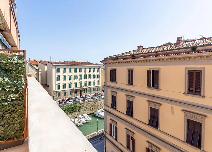 And Modern 2 Apts & 1 Room! Apartamento Livorno